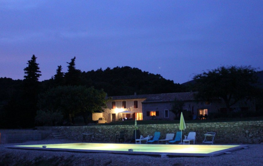 Location de vacances - Gîte à Cucuron - Vue de la campagne et de la piscine de nuit