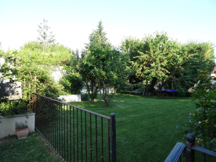 Location de vacances - Gîte à L'Isle-sur-la-Sorgue - à gauche du portillon, votre jardinet, à droite notre jardin.
