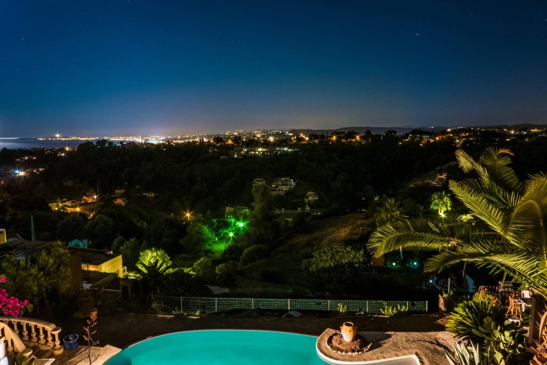 Location de vacances - Studio à Cagnes-sur-Mer - Vue nocturne du panorama et de notre piscine