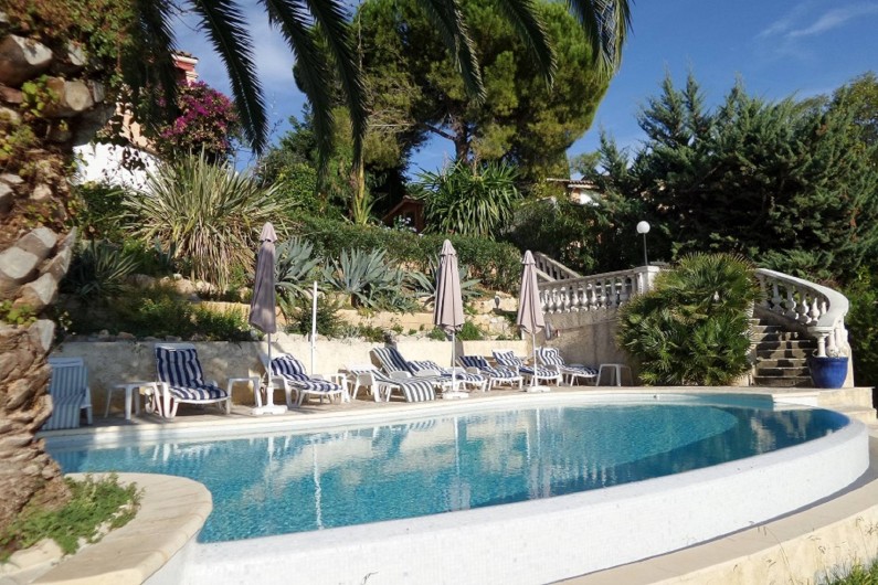Location de vacances - Studio à Cagnes-sur-Mer - Vue de la piscine de son débordement