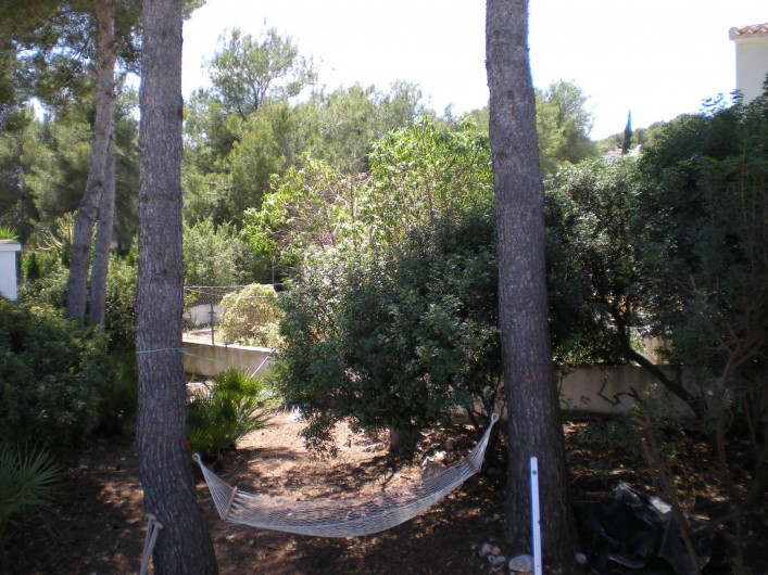 Location de vacances - Villa à Xàbia - fraicheur sous les pins
