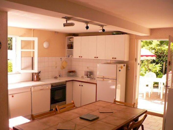 Location de vacances - Appartement à Arès - Cuisine : frigidaire, 4 feux, four électrique, micro-onde, lave-vaisselle, etc