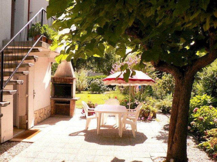 Location de vacances - Appartement à Arès - Terrasse avec table, fauteuils de jardin, parasols et barbecue