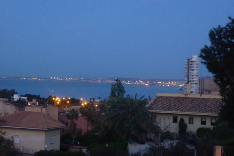 Location de vacances - Appartement à Alicante - Vue de la terrasse la nuit (zoomée)