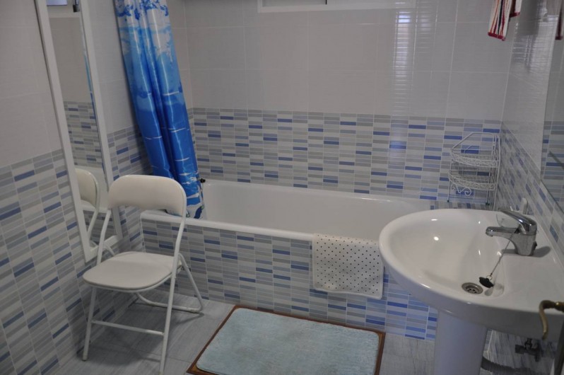 Location de vacances - Appartement à Alicante - Salle de bains avec baignoire, douche, WC.