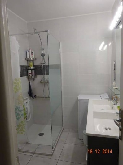 Location de vacances - Appartement à Lunel - Lavabo double, douche, lave linge, sèche linge