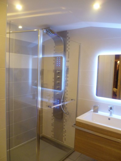 Location de vacances - Appartement à Le Corbier - salle de bain à l'étage avec douche à l'italienne et WC suspendu