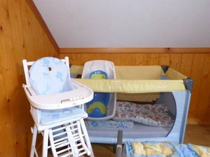 Location de vacances - Gîte à Béganne - Nécessaire bébé: Lit parapluie, chaise-haute,baignoire, tapis à langer.