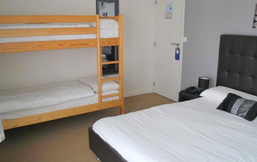 Location de vacances - Hôtel - Auberge à Argelès-sur-Mer - Chambre pour 4 personnes : 1 grand lit double et 2 lit superposés