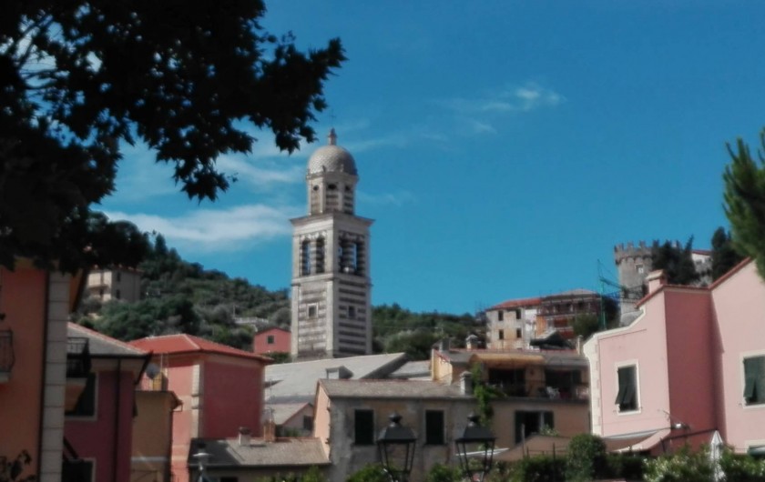 Location de vacances - Appartement à Levanto - Vue du village avec l'eglise de Sant'Andrea