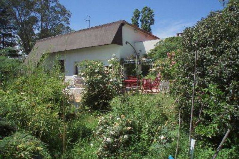 Location de vacances - Appartement à Bagnac-sur-Célé - Maison dans son cadre de verdure