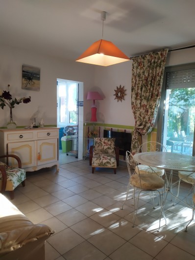 Location de vacances - Appartement à Bagnac-sur-Célé - Séjour donnant sur cuisine