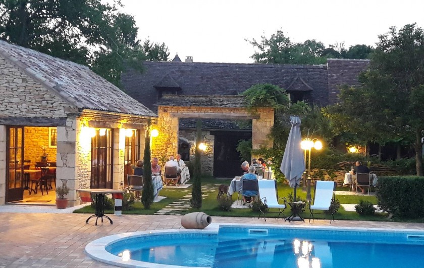 Location de vacances - Chambre d'hôtes à Saint-Crépin-et-Carlucet - Table d'hôtes au bord de la piscine