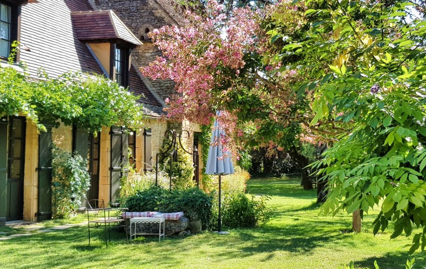 Location de vacances - Chambre d'hôtes à Saint-Crépin-et-Carlucet - Façade maison
