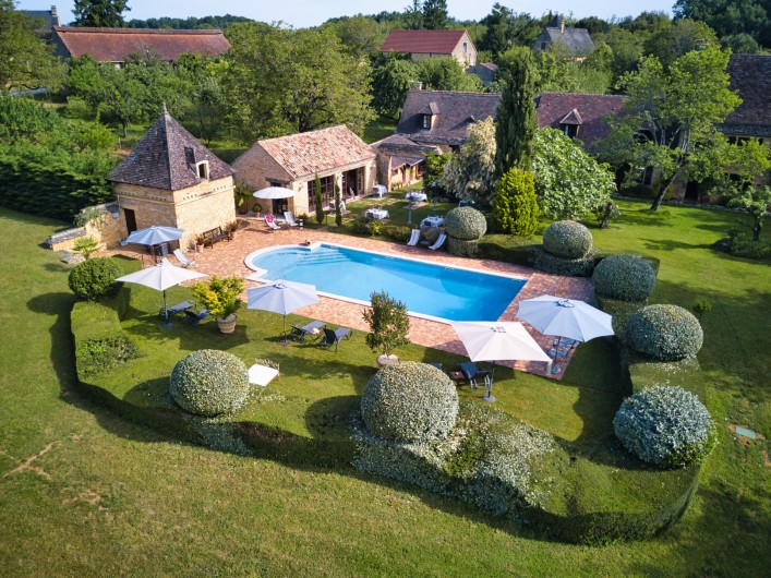 Location de vacances - Chambre d'hôtes à Saint-Crépin-et-Carlucet - Piscine vue du ciel
