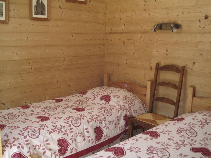 Location de vacances - Chalet à Le Grand-Bornand - la chambre avec ses deux lits .