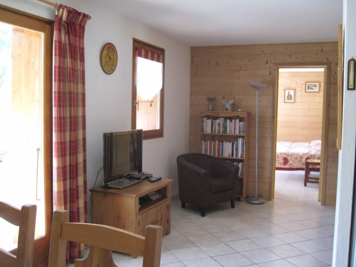 Location de vacances - Chalet à Le Grand-Bornand - le séjour et au fond la chambre .