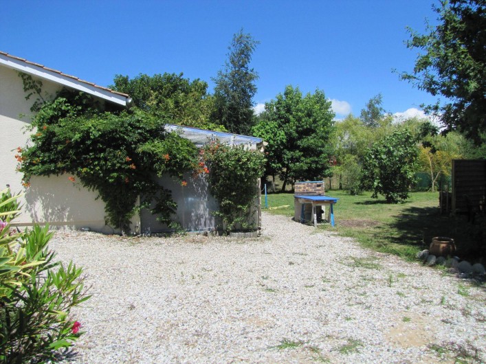 Location de vacances - Villa à Soulac-sur-Mer - vue d'ensemble avec barbecue en dur