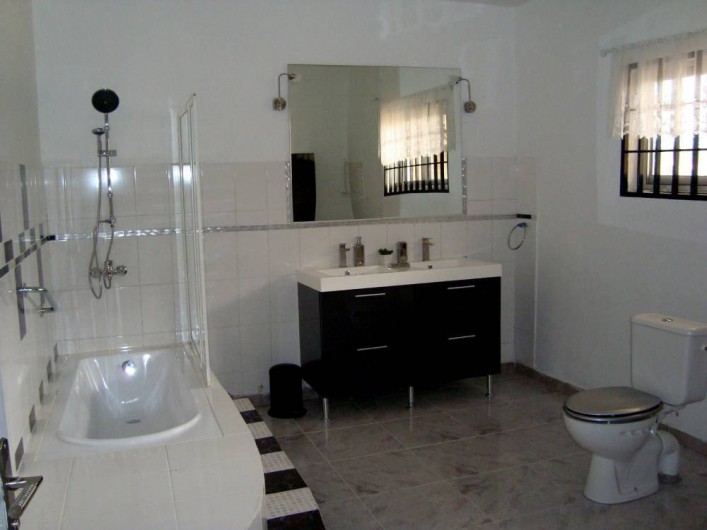 Location de vacances - Appartement à Yaoundé - Salle d'eau Chambre Principale Dahlia 3 ch