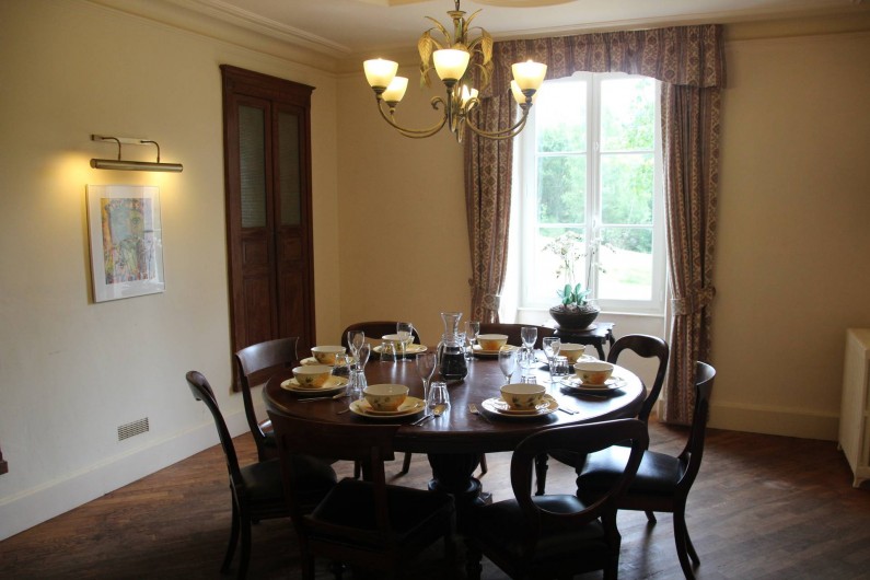 Location de vacances - Villa à Saint-Moreil - Salle à manger avec cuisine  une grande table ronde et à côté un petit table