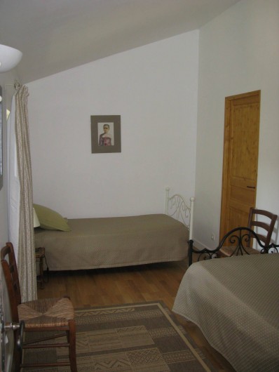 Location de vacances - Chambre d'hôtes à Saint-Geniès-de-Comolas - Suite Juliette 2ème chambre et lits simples