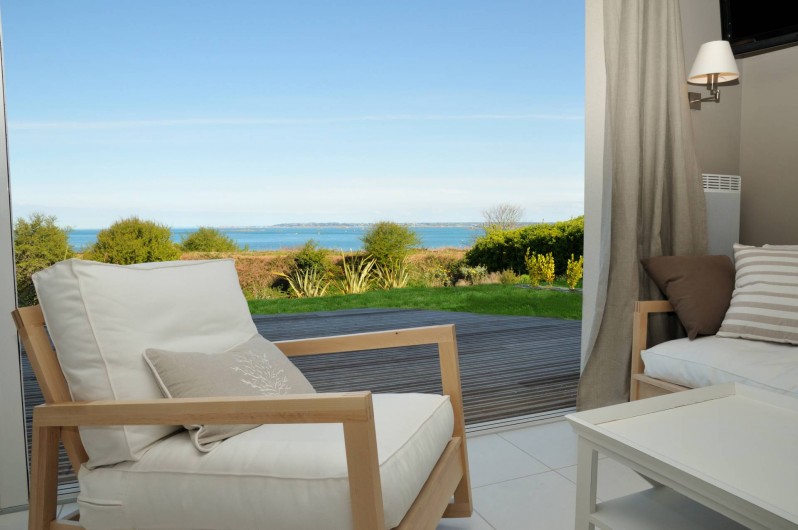 Location de vacances - Villa à Roscoff - salon avec terrasse vue mer