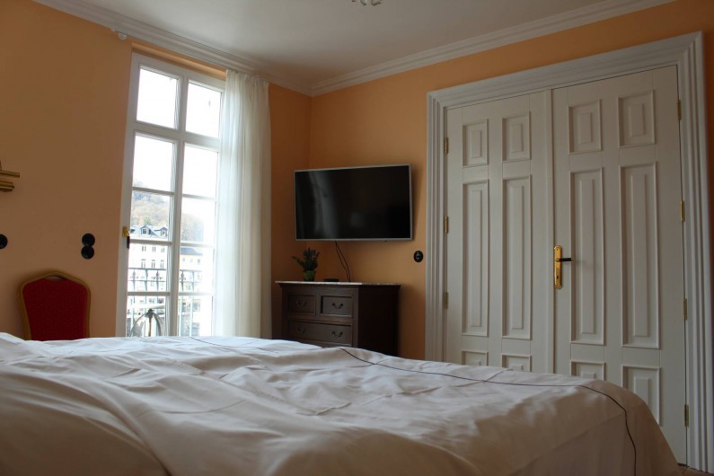 Location de vacances - Appartement à Bad Ems - Chambre à coucher avec 2 lits et accès balcon