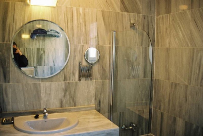 Location de vacances - Appartement à Marbella - En suite bathroom, both bathrooms are full and identical.