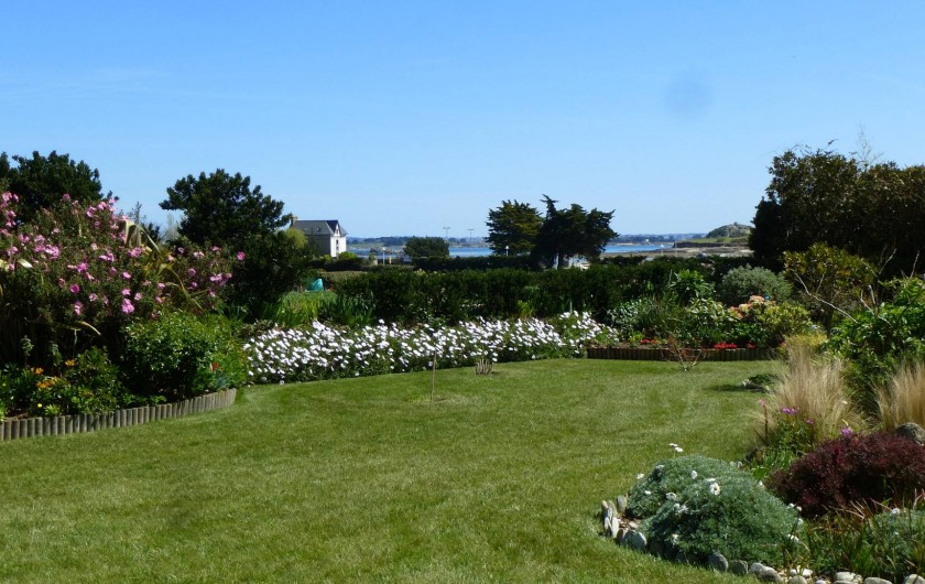 Location de vacances - Gîte à Saint-Pol-de-Léon - le jardin avec la vue sur mer