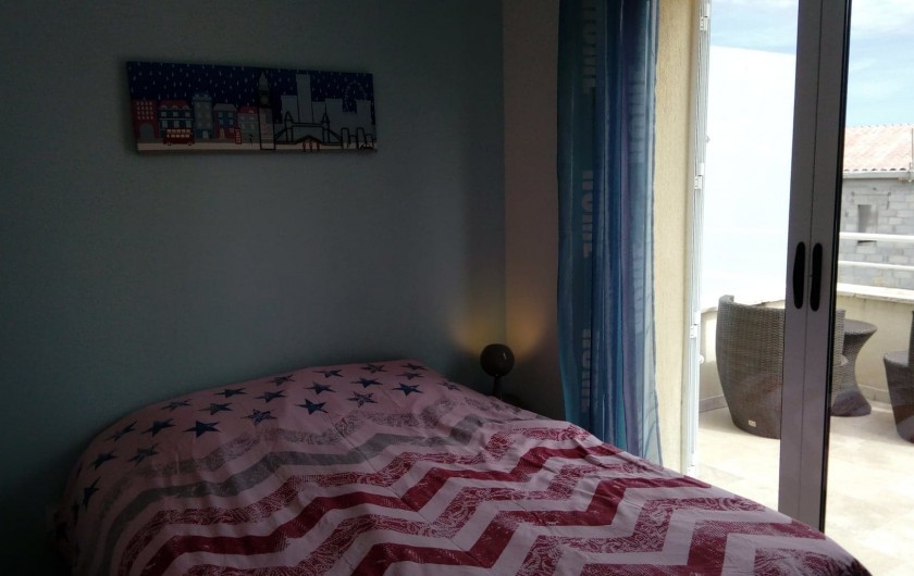 Location de vacances - Villa à Sainte-Maxime - chambre bleue avec solarium
