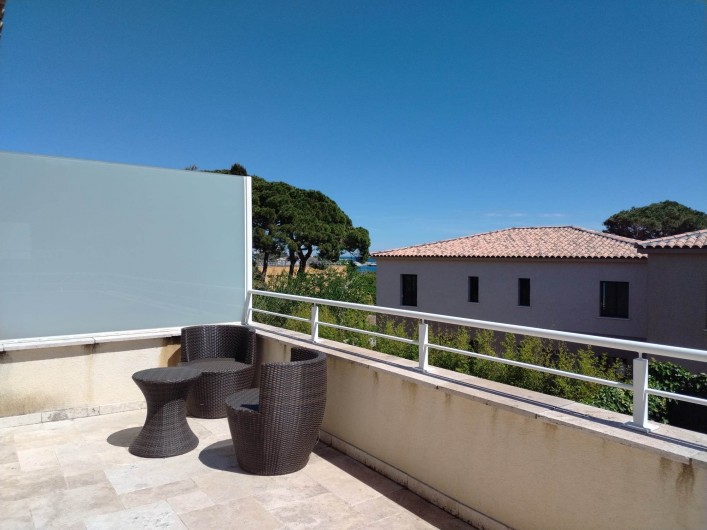 Location de vacances - Villa à Sainte-Maxime - vue gauche du solarium et son salon de thé