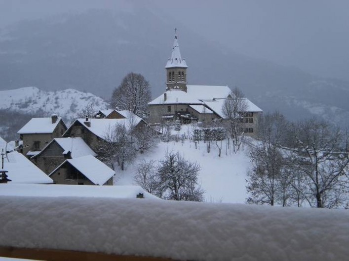 Location de vacances - Chalet à Mizoën - vue du village de la terrasse en hiver