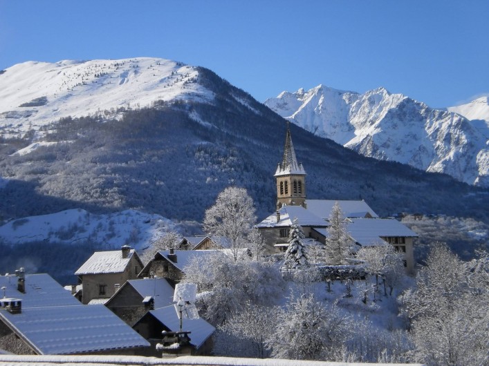 Location de vacances - Chalet à Mizoën - vue du village l'hiver de la terrasse du chalet