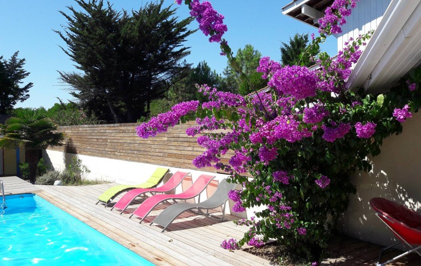 Location de vacances - Villa à Lacanau Océan - Terrasse en bois pour les bains de soleil