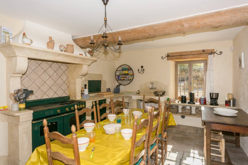 Location de vacances - Mas à Foissac - cuisine avec frigo américain, table de cuisson rosières et 1er lave vaisselle