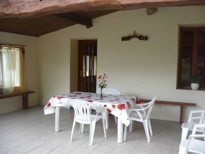 Location de vacances - Maison - Villa à Jau-Dignac-et-Loirac - porche couvert , fermé 3 cotés