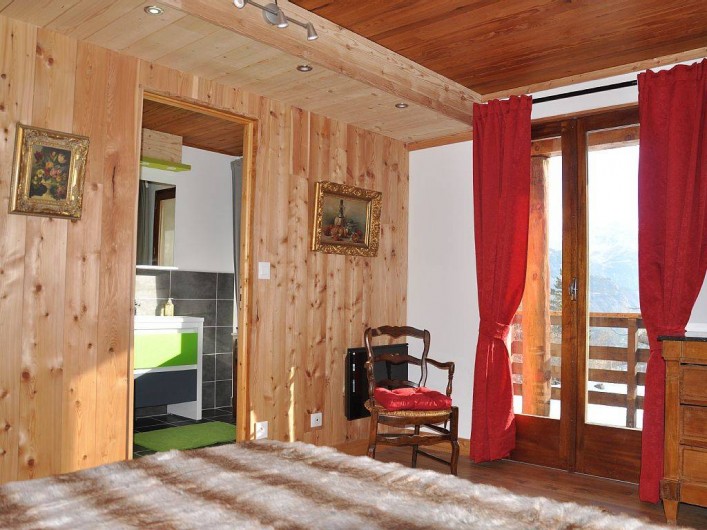 Location de vacances - Chalet à Puy-Saint-Vincent - 1 des 2 chambres au 1er étage,salle de bain wc