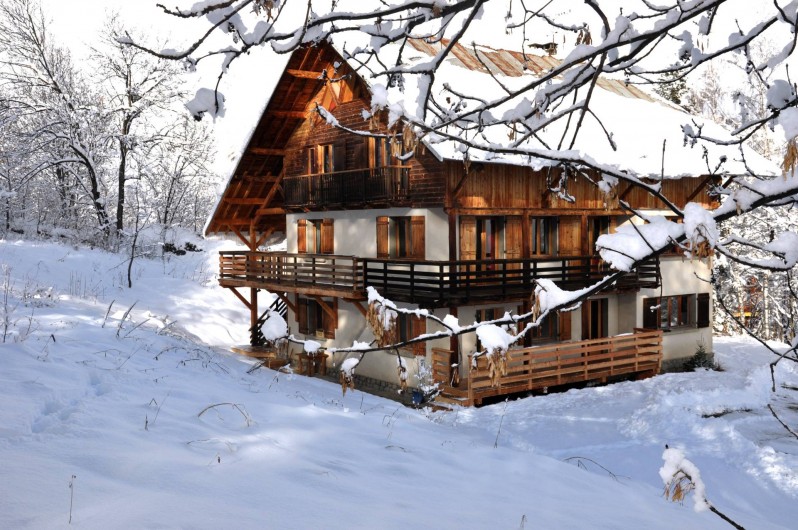 Location de vacances - Chalet à Puy-Saint-Vincent - le chalet sous la neige