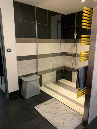 Location de vacances - Appartement à Valsonne - Grande douche à l'italienne facile d'accès pour personne à mobilité réduite
