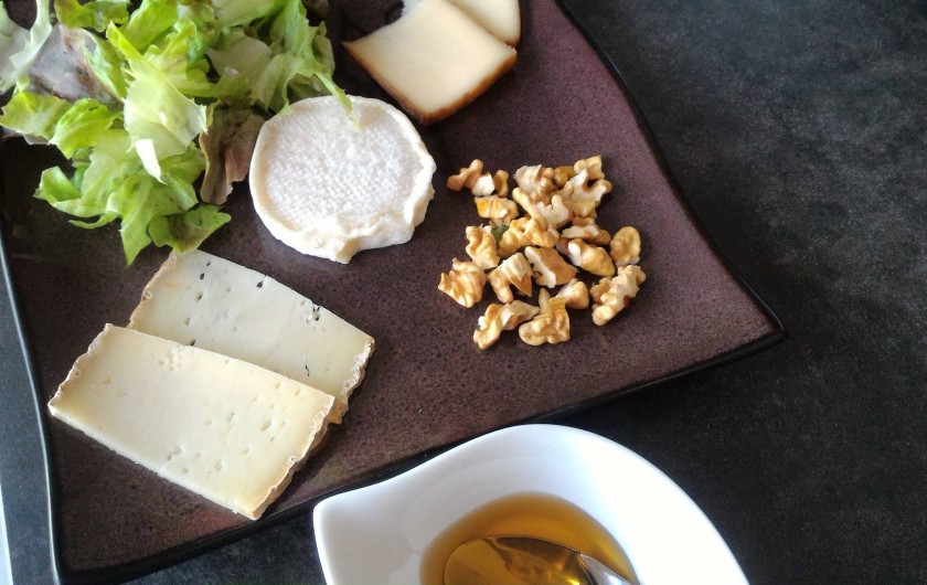 Location de vacances - Chambre d'hôtes à Marcillac-Saint-Quentin - Assiette de fromage