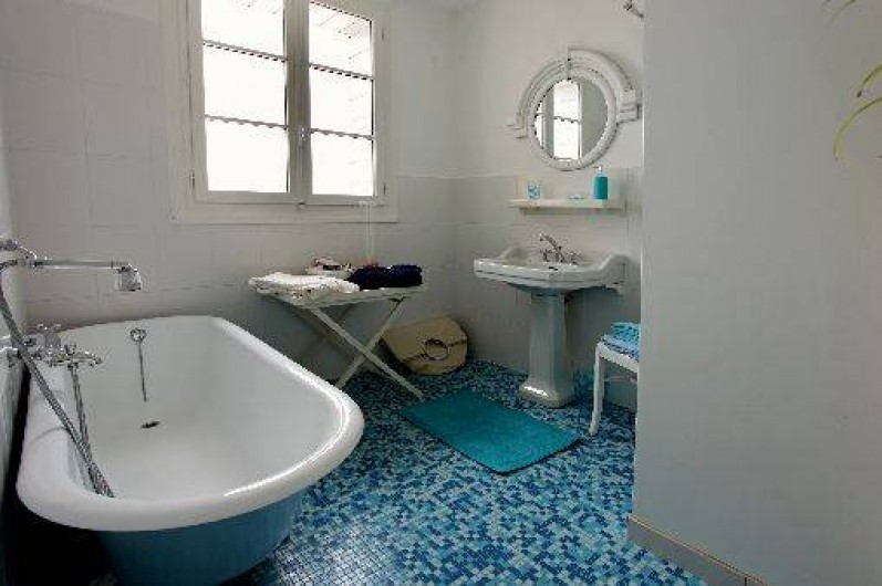 Location de vacances - Villa à Pornichet - Salle de bains face mer, baignoire, WC