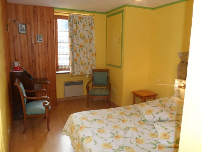 Location de vacances - Chambre d'hôtes à Plouguiel - Goelands: 1 lit double séparable en 2 lits simples, salle d'eau et wc
