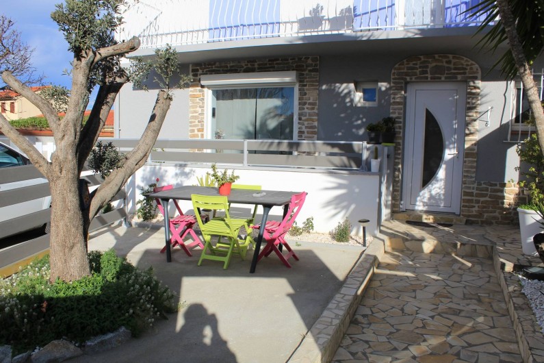 Location de vacances - Appartement à Canet-en-Roussillon - petit jardin permettant de manger  dehors