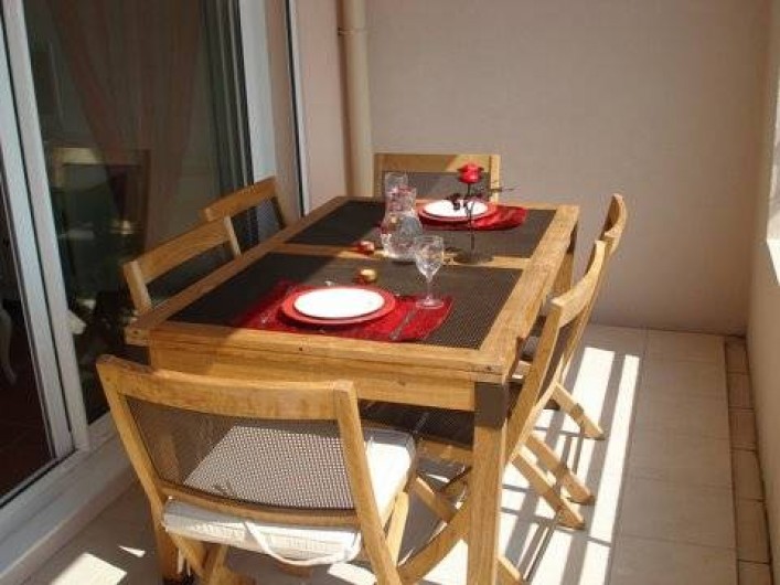 Location de vacances - Appartement à Juan les Pins - Terrasse arrière équipée pour manger