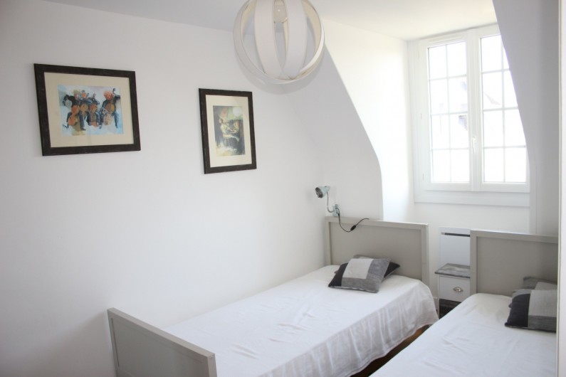 Location de vacances - Appartement à Saint-Malo - La chambre coté jardin