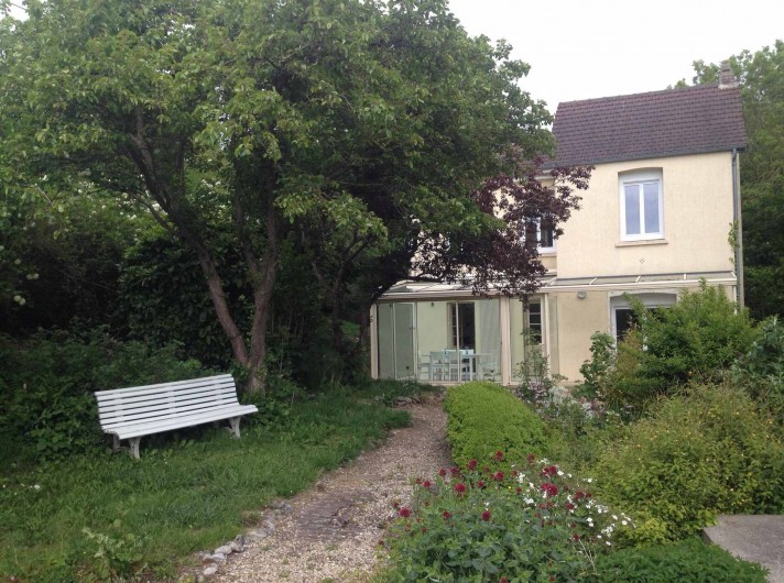 Location de vacances - Maison - Villa à Dieppe - Le jardin avec son banc; le barbecue et le salon de jardin ne sont pas visibles.