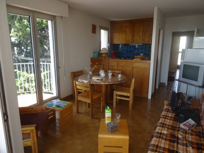 Location de vacances - Appartement à La Ciotat - Une partie du séjour avec la cuisine américaine dans le fond