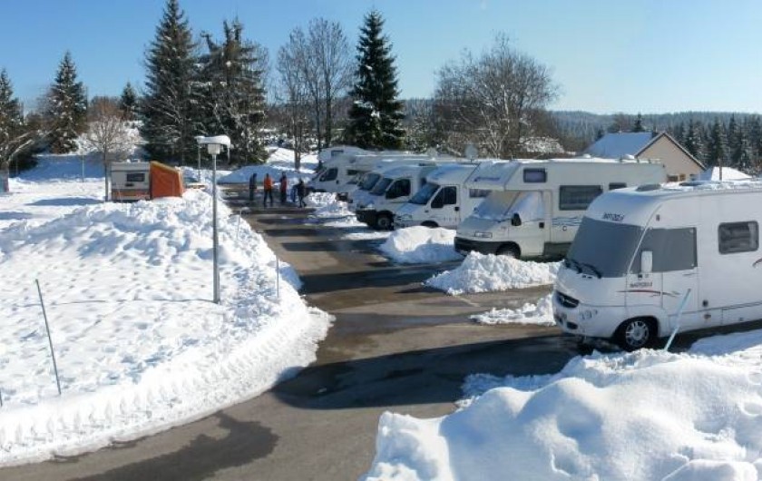 Location de vacances - Chalet à Saint-Laurent-en-Grandvaux - 12 places camping -cars sur une plateforme  goudronnée  ouvert en hiver