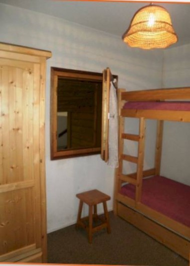 Location de vacances - Appartement à Saint-Gervais-les-Bains - lits superposés,  l'armoire est maintenant à gauche, cela agrandit la pièce