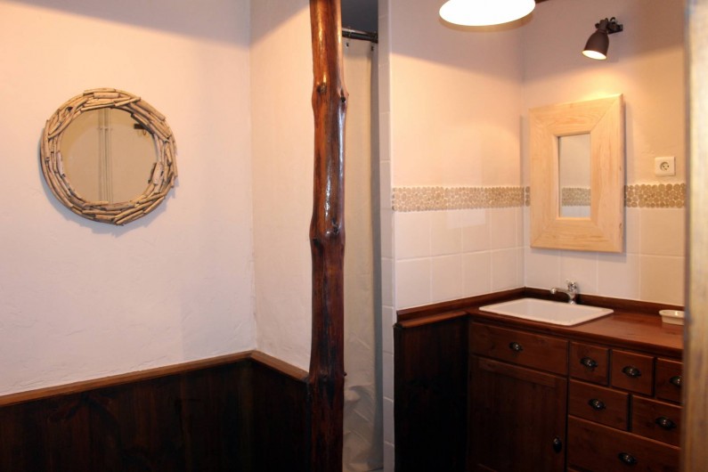 Location de vacances - Gîte à Coucouron - Salle de douche avec 2 douches (2 douches supplémentaires dans le sauna)